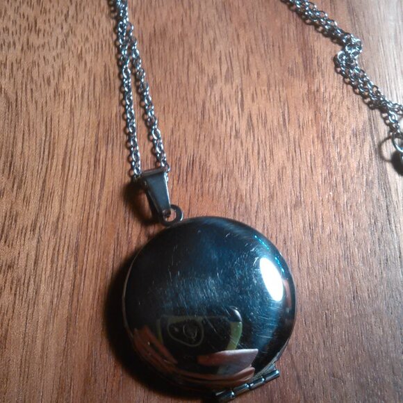 Openable Orange Resin Stainless Steel Pendant Necklace - Picture 8 of 13